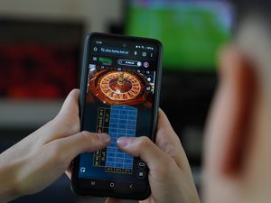 Los diputados de La Cámpora, Facundo Tignanelli y Micaela Olivetto, impulsan controles sobre las apuestas online y prevención de la ludopatía.