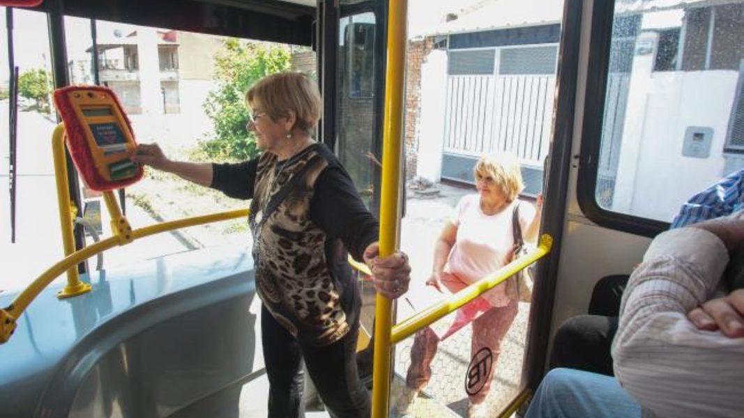 El Senado bonaerense dictaminó en comisiones la Ley de Boleto Gratuito para adultos mayores en el transporte público de pasajeros.