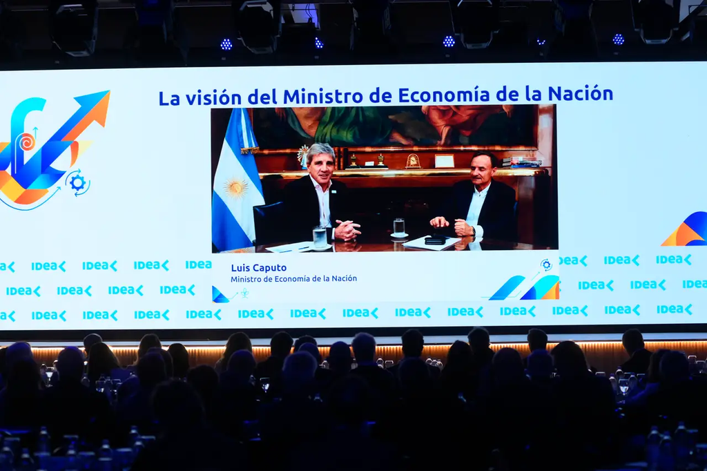 En el marco del coloquio de IDEA y con un mensaje grabado, el ministro de Economía, Luis Caputo, descartó una devaluación y prometió una reforma tributaria para el 2031.