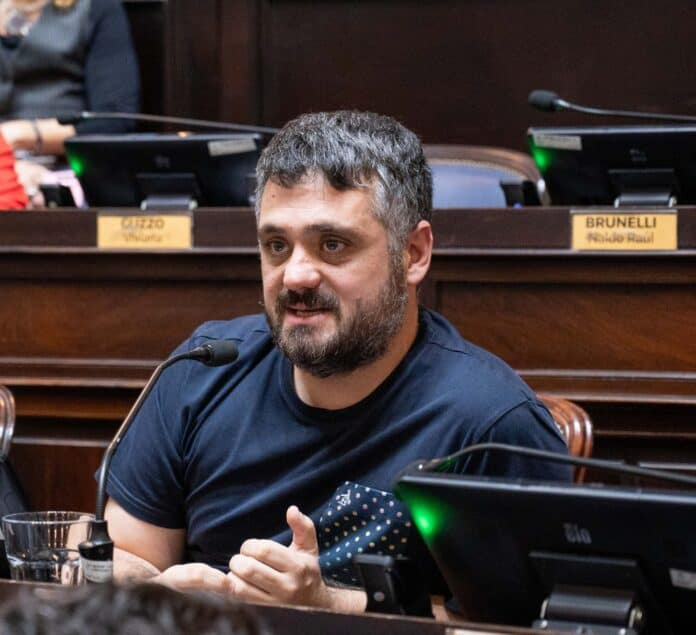 El titular de la bancada peronista en la Cámara de Diputados, Facundo Tignanelli, presentó un proyecto para declarar la emergencia económica de la industria del calzado. De qué se trata.