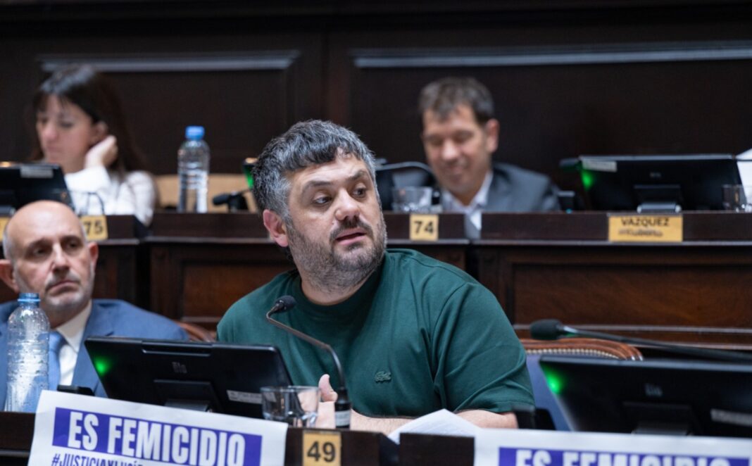 El titular de la bancada peronista en la Cámara de Diputados, Facundo Tignanelli, presentó un proyecto para declarar la emergencia económica de la industria del calzado. De qué se trata.