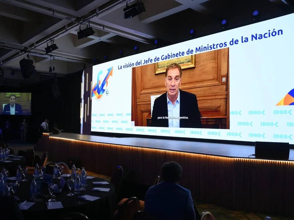 El jefe de Gabinete nacional, Diego Santilli, brindó un discurso ante empresarios en el 62° coloquio de IDEA.