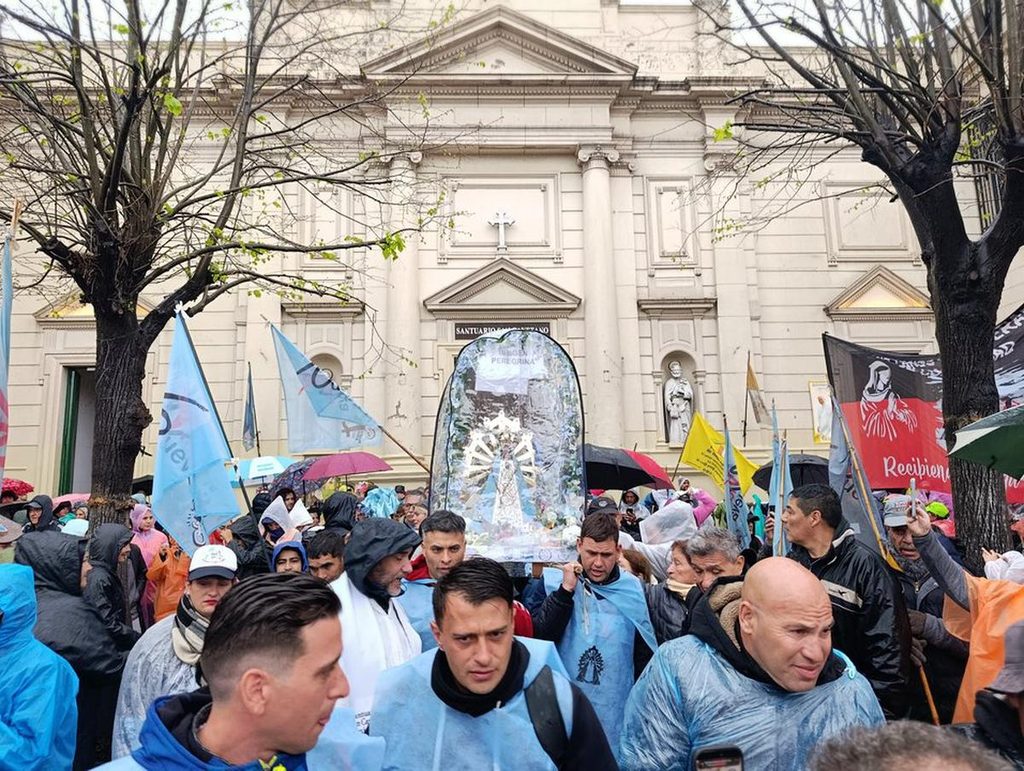 La Imagen Peregrina de la Virgen de Luján fue cubierta con un plástico transparente para protegerla de la lluvia durante el recorrido hacia la Basílica.