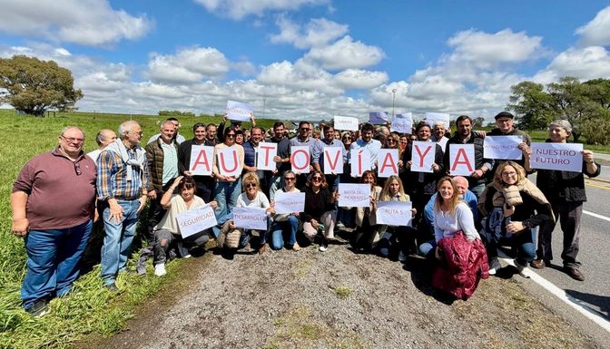 Las autoridades de la UCR llevan a la Justicia el reclamo por obras en la Ruta Nacional 5 Dirigentes nacionales y provinciales de la UCR anunciaron la presentación de un amparo judicial por el estado de la Ruta 5. Reclaman obras para que pase a ser Autovía.