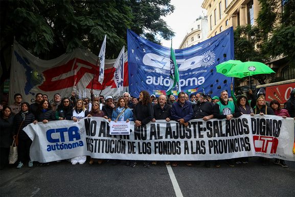Octubre suma tres marchas contra el Gobierno por tierras, industria y universidades Octubre suma tres marchas contra el Gobierno por tierras, industria y universidades