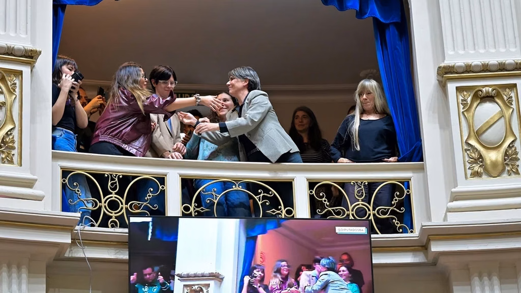El Senado bonaerense unificó los proyectos de Clark y Mendoza sobre violencia digital y avanzó con la Ley Ema, que ahora deberá volver a Diputados para su sanción definitiva.