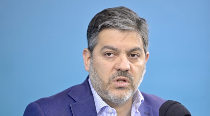 Bianco vinculó la violencia en las escuelas con Milei: “Vivimos en un clima de agresividad” Carlos Bianco acusó a Javier Milei de acrecentar los escenarios de violencia. "¿Cómo no va a haber agresividad si el presidente dice barbaridades", lanzó.