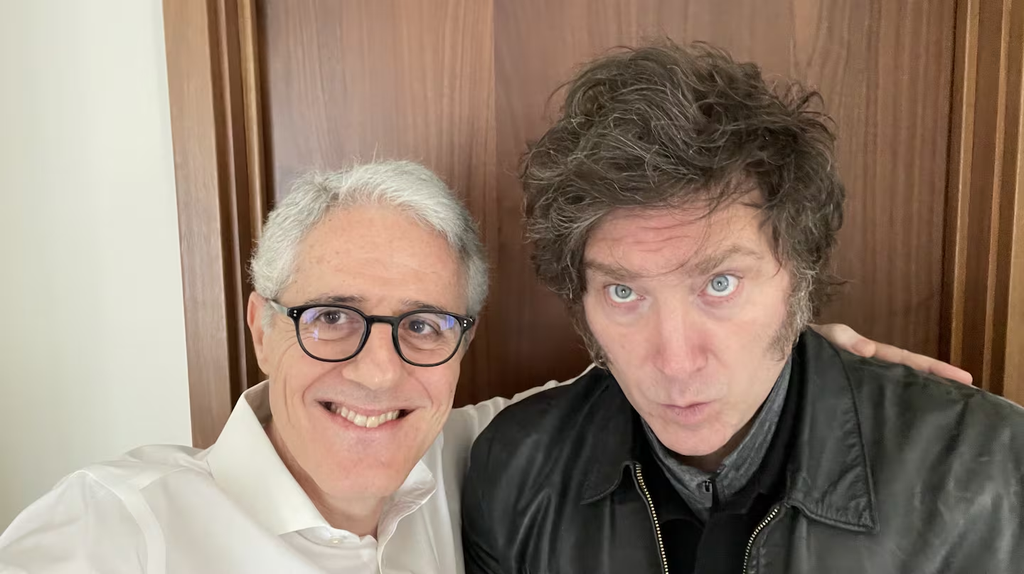 El presidente Javier Milei junto al economista Alberto Ades, que se incorporó a la reunión de Gabinete para hablar sobre las posibilidades de Argentina en el nuevo escenario global.