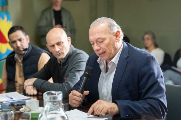 Berni presentó una ley para frenar la venta de tierras a extranjeros en la provincia El titular de bloque de Fuerza Patria en el Senado, Sergio Berni, presentó una ley para ponerle un freno a la venta de tierras a extranjeros en la provincia.