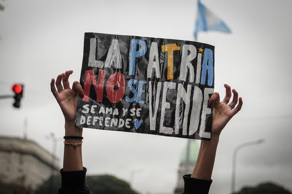 Ley de Tierras: estatales y organizaciones sociales marchan a la Corte Suprema Estatales y organizaciones sociales marchan a la Corte Suprema contra el fallo que reactivó la derogación de la Ley de Tierras.