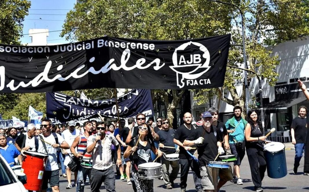 La Asociación Judicial Bonaerense (AJB) volvió a reclamarle a Axel Kicillof la reapertura de las paritarias para avanzar en una recomposición salarial.