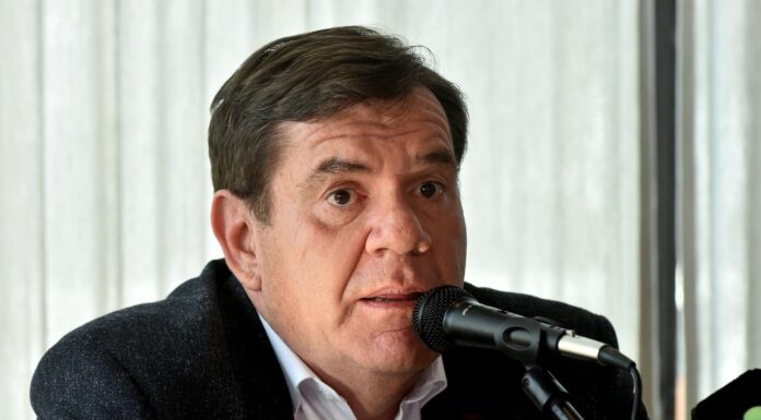 El Senado le concedió a Montenegro la licencia para que vuelva al terruño marplatense El Senado bonaerense le concedió este martes la licencia al legislador Guillermo Montenegro para que vuelva a calzase el traje de intendente de Mar del Plata.