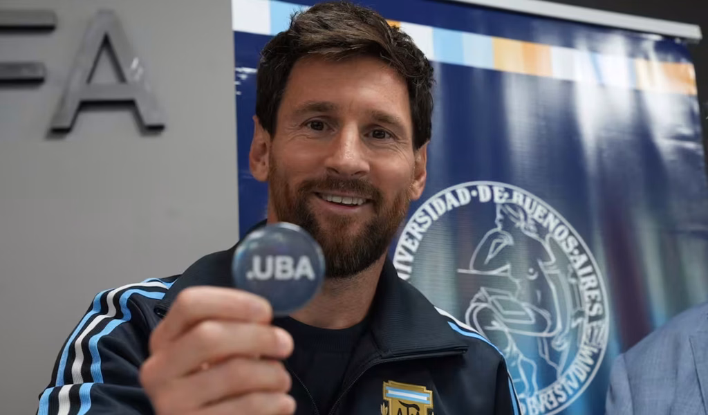 Esta mañana, Lionel Messi recibió la distinción de Honoris Causa de la Universidad de Buenos Aires.