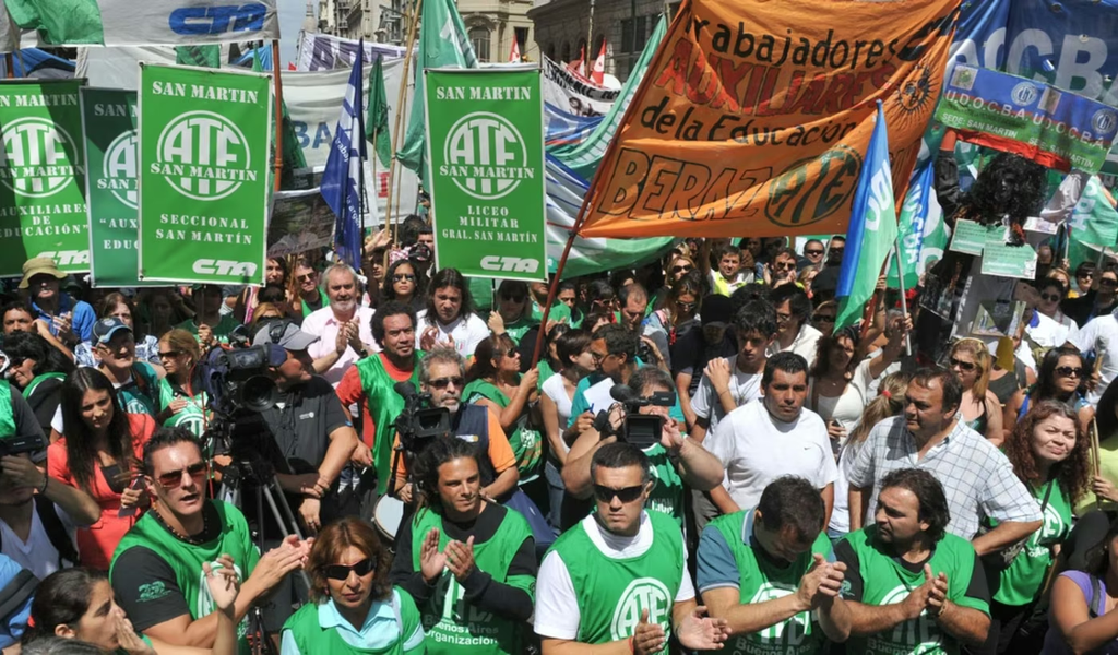 Los trabajadores estatales marchan a la Legislatura bonaerense para reclamarle al Gobierno de Axel Kicillof los pases a planta permanente en el Presupuesto 2027.
