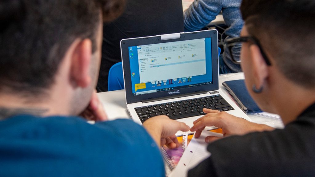 La diputada Silvina Vaccarezza presentó un proyecto para modificar la Ley 13.688 e incorporar la educación financiera y tributaria en las escuelas. 