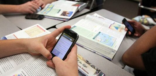 El Senado bonaerense sancionó una ley del bloque Unión y Libertad para regular el uso de los celulares en las escuelas.