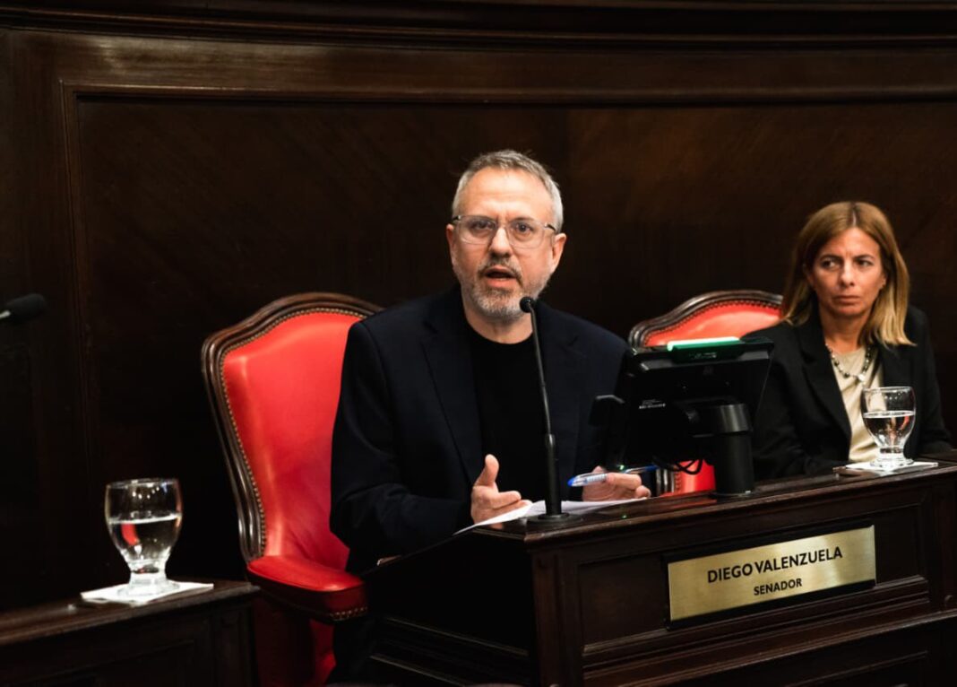 El senador Diego Valenzuela minimizó el reclamo por el cierre de FATE en plena sesión y desde el peronismo lo atendieron tanto que se fue antes de tiempo.