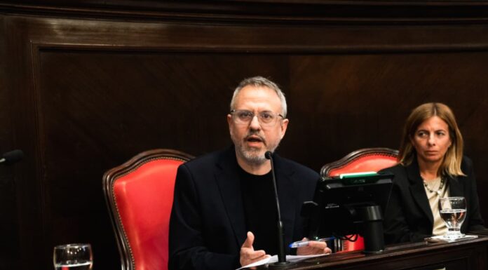 Valenzuela se quiso burlar del cierre de FATE y lo trataron de irresponsable: “Anda a caminar la calle” El senador Diego Valenzuela minimizó el reclamo por el cierre de FATE en plena sesión y desde el peronismo lo atendieron tanto que se fue antes de tiempo.