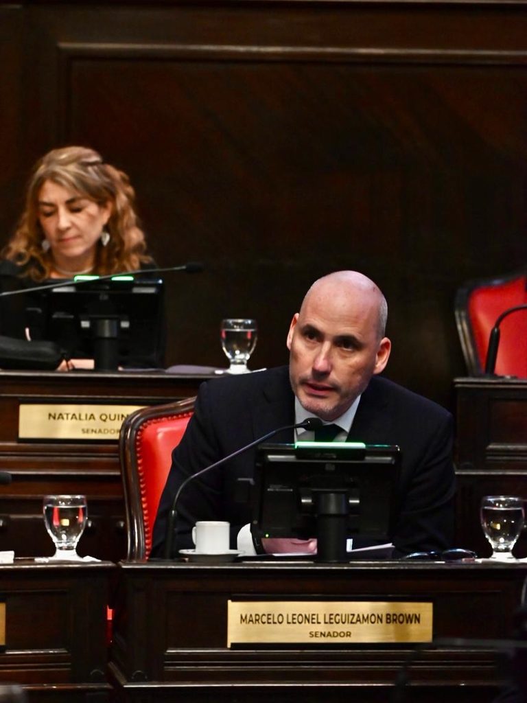 El senador bonaerense Marcelo “Chuby” Leguizamón impulsó el proyecto para entronizar un retrato del Papa Francisco en la Legislatura.
