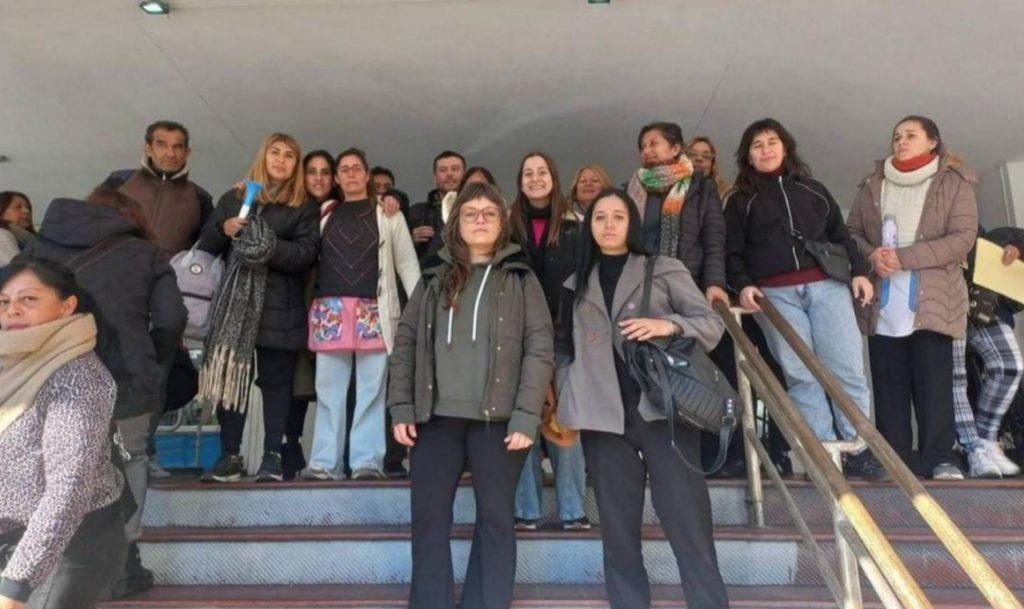 Acompañantes terapéuticos protestaron en la sede del IOMA de La Plata por el atraso sistemático en el pago de sus sueldos.