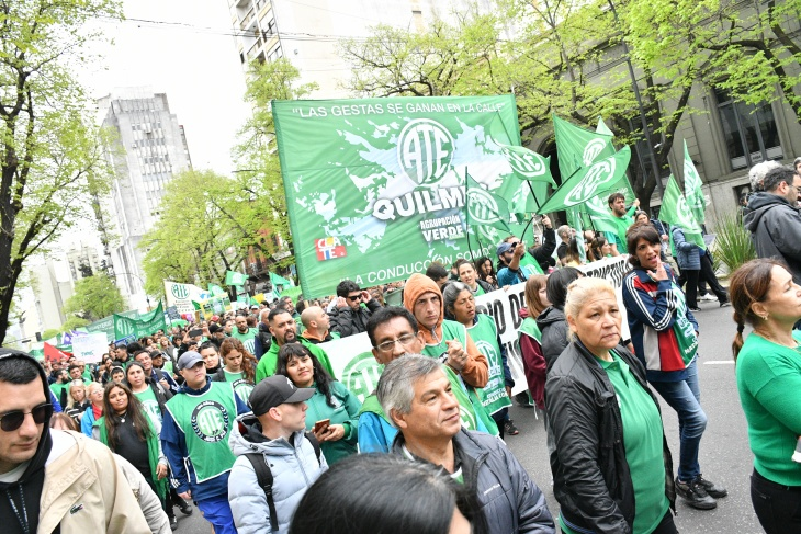 Estatales marcharon a la Legislatura bonaerense con demandas para el otro lado de la plaza. “Necesitamos que en el Presupuesto estén incluidos los pases a planta”, exigieron. 