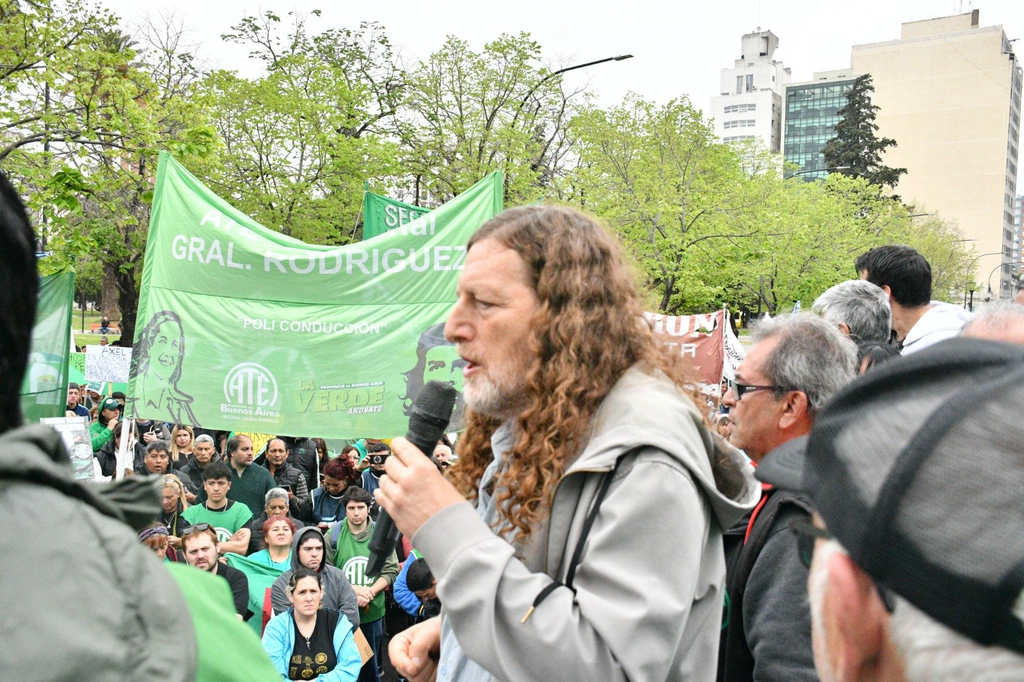 Estatales marcharon a la Legislatura bonaerense con demandas para el otro lado de la plaza. “Necesitamos que en el Presupuesto estén incluidos los pases a planta”, exigieron. 