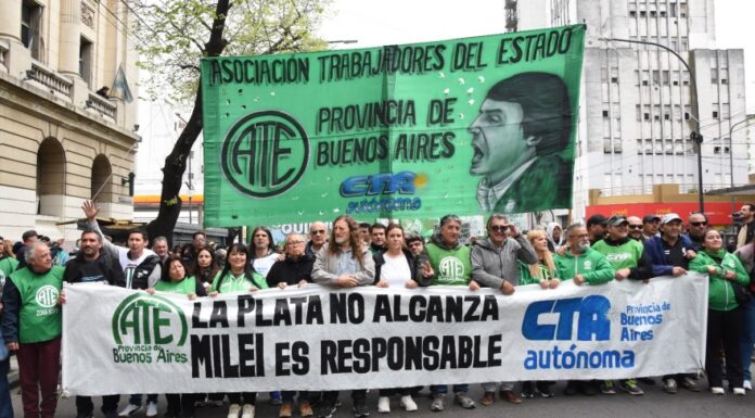 Los estatales se equivocaron de ventanilla: llevaron a la Legislatura reclamos para Kicillof Estatales marcharon a la Legislatura bonaerense con demandas para el otro lado de la plaza. “Necesitamos que en el Presupuesto estén incluidos los pases a planta”, exigieron.
