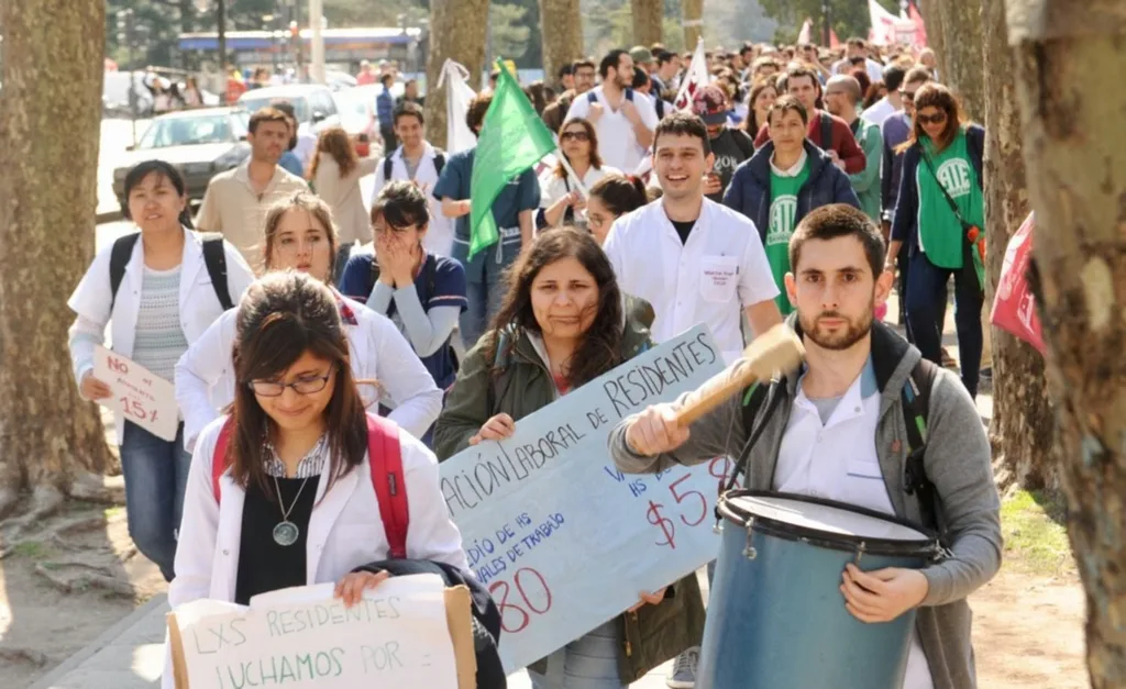 Residentes bonaerenses se movilizan en La Plata con reclamos para Axel Kicillof y Nicolás Kreplak. 