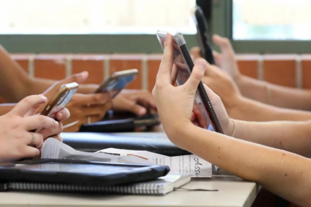Tras la ley que sancionó el Senado bonaerense, los colegios privados salieron a sentar postura sobre el uso de los celulares en las aulas. “Cada institución debe tener autonomía”, expresaron.