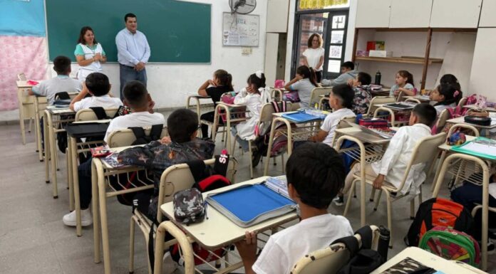 Promueven la inclusión de dos docentes por aula para mejorar la educación en la provincia La diputada bonaerense, Luciana Padulo, presentó un proyecto de ley para implementar la figura de “pareja pedagógica” en las escuelas bonaerense. De qué se trata.