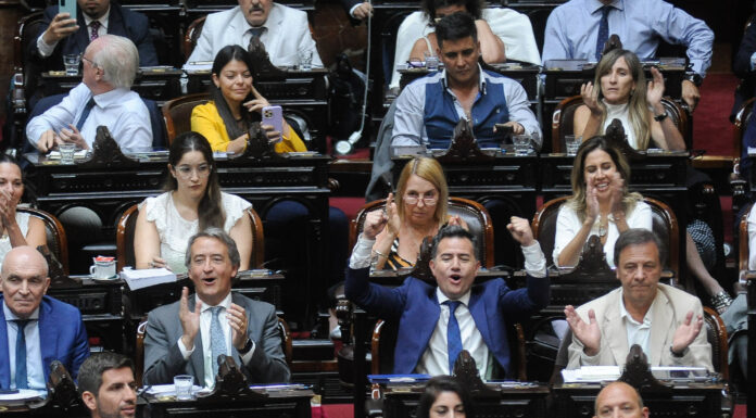 Diputados: La Libertad Avanza busca blindar el DNU 70/2023 con acuerdos con los aliados La Libertad Avanza apura las negociaciones con los bloques aliados para blindar el DNU 70/2023 que la oposición intentará voltear el 15 de octubre.