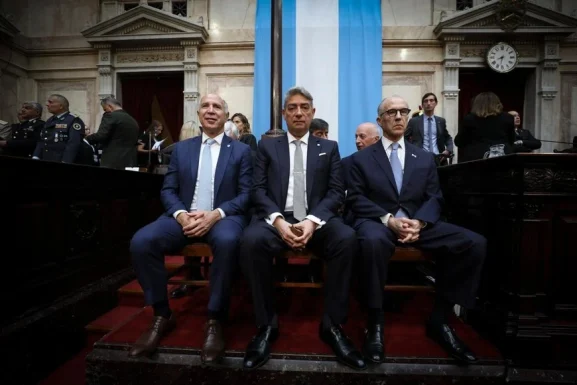 La Corte Suprema frenó la derogación de la Ley de Tierras y le puso un límite al DNU de Milei La Corte Suprema suspendió el DNU de Milei que derogaba la Ley de Tierras y restituyó los límites a la compra de campos por extranjeros.