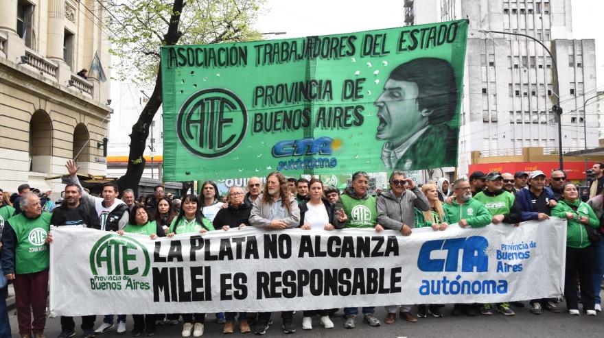 Estatales bonaerenses presionan a Kicillof para que presente una oferta en el marco de la negociación paritaria. 