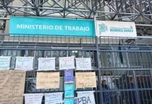 Estatales bonaerenses presionan a Kicillof para reabrir las paritarias y amenazan con paros Más gremios de estatales bonaerenses presionan a Axel Kicillof para que reabra las paritarias y presente una oferta que impacte en los sueldos de octubre.