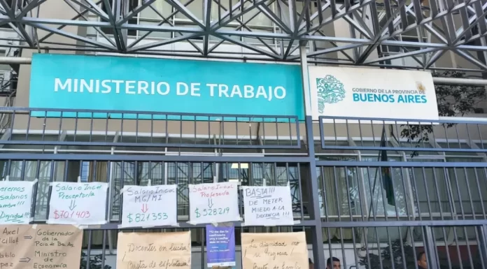 Estatales bonaerenses presionan a Kicillof para reabrir las paritarias y amenazan con paros Más gremios de estatales bonaerenses presionan a Axel Kicillof para que reabra las paritarias y presente una oferta que impacte en los sueldos de octubre.