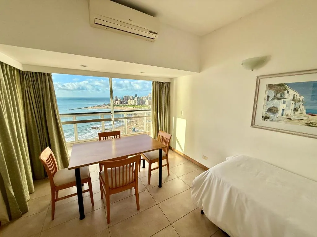 Mar del Plata: hoteleros advierten que sus precios no logran competir con los departamentos de alquiler por plataformas.