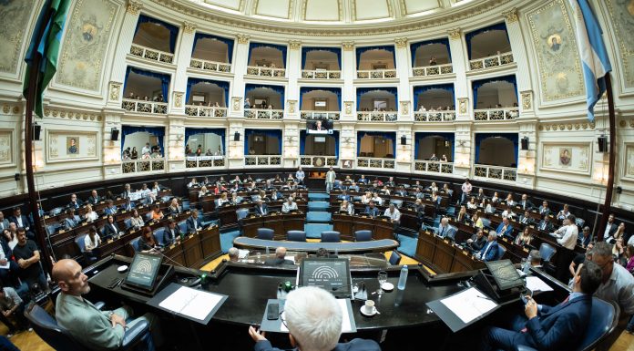 La Legislatura prepara una sesión doble para acelerar las leyes de salud y apuestas online El peronismo prepara una doble sesión para el próximo martes 20 de octubre en la Legislatura bonaerense.