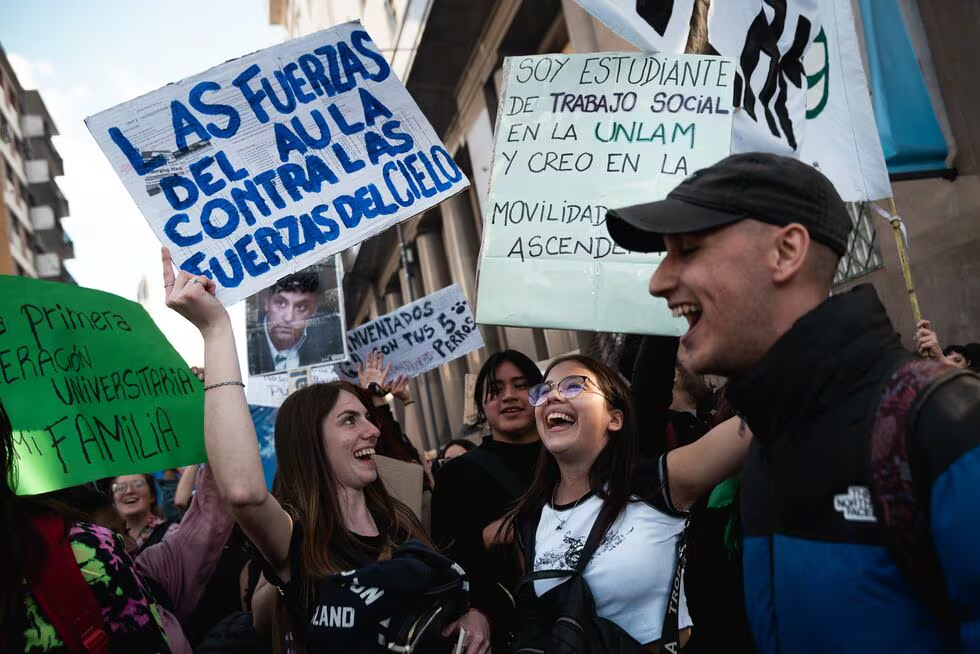 Docentes, estudiantes y organizaciones sociales salen este jueves a las calles para encabezar la 5° Marcha Federal Universitaria contra el ajuste de Javier Milei. 
