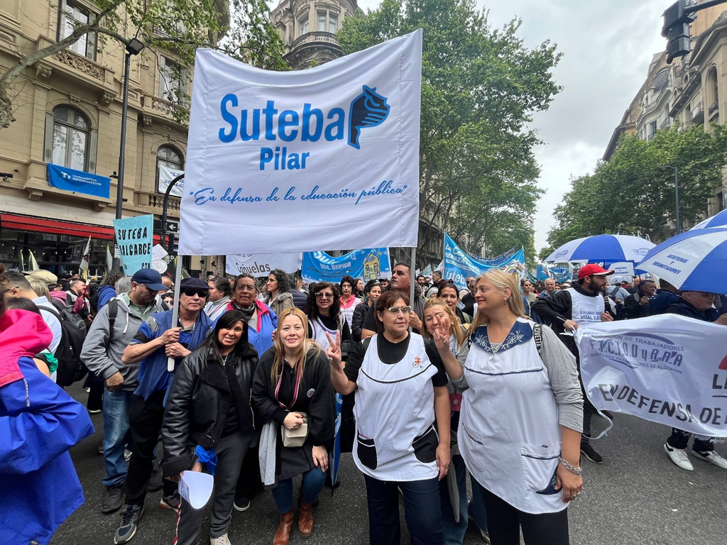 Docentes, estudiantes y organizaciones sociales salen este jueves a las calles para encabezar la 5° Marcha Federal Universitaria contra el ajuste de Javier Milei.