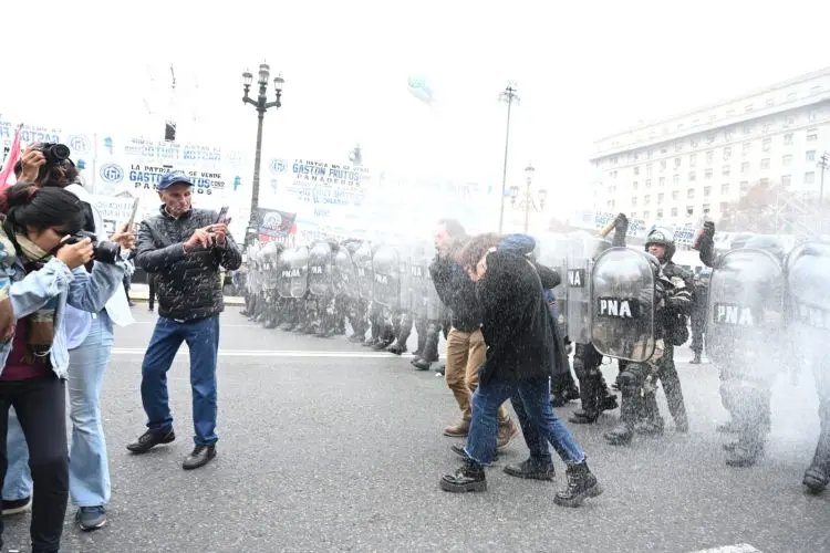 Docentes, estudiantes y organizaciones sociales protagonizan la 5° Marcha Federal Universitaria contra el ajuste de Javier Milei.