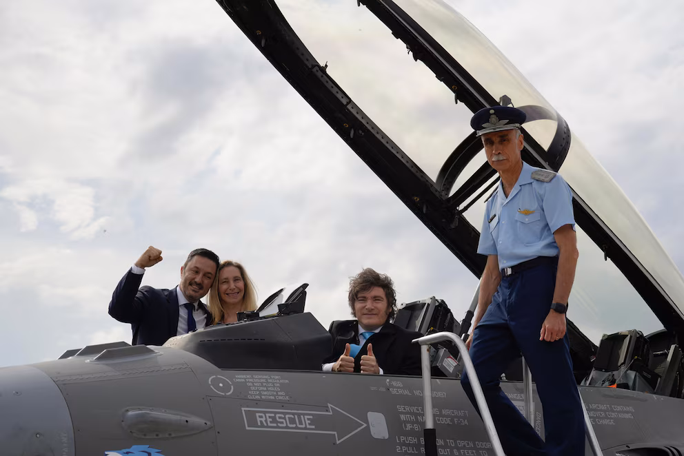 Javier Milei, Karina Milei y el exministro de Defensa Luis Petri, a bordo de un caza F-16 en la provincia de Córdoba.
