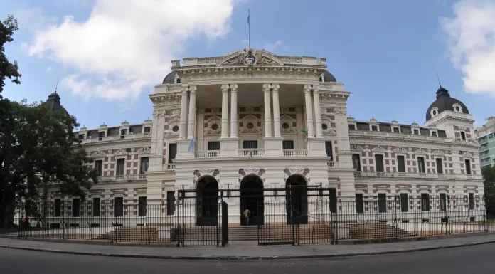 Impulsan una ley para medir la evolución de los cargos públicos en la provincia El diputado bonaerense, Valentín Miranda, presentó un proyecto de ley para sistematizar y medir la evolución de los cargos públicos en la provincia de Buenos Aires.