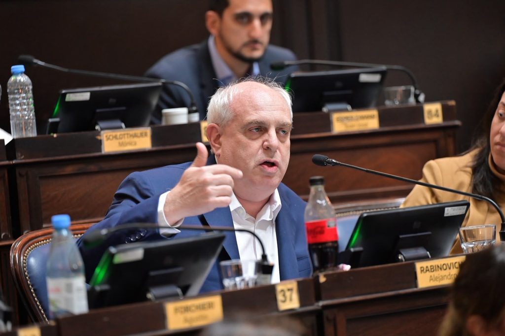 Alejandro Rabinovich presentó un proyecto junto a Diego Garciarena para cruzar a Axel Kicillof por excluir a Mar del Plata de la Unidad de Coordinación Bahía Bristol.
