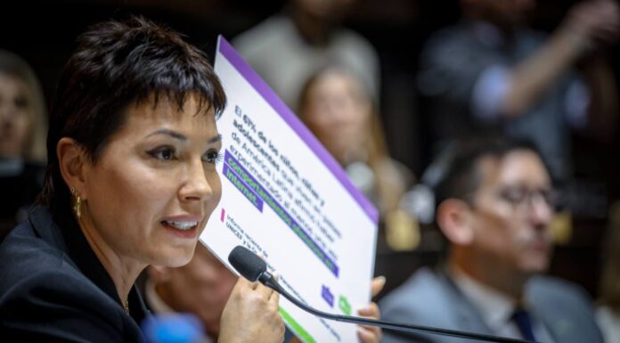 Frente al avance de la IA, Mayra Mendoza presentó una Ley de Educación Digital La diputada peronista Mayra Mendoza presentó un proyecto para incorporar la educación digital integral en todos los niveles de las escuelas bonaerenses.